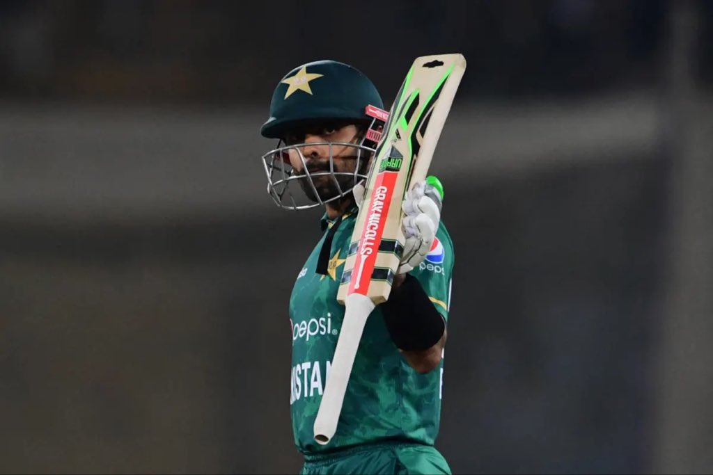 Sports_Eye_10's tweet photo. THE LEADING RUN SCORER IN T20IS KING @babarazam258 🔥 https://t.co/4AKFjfqM8v