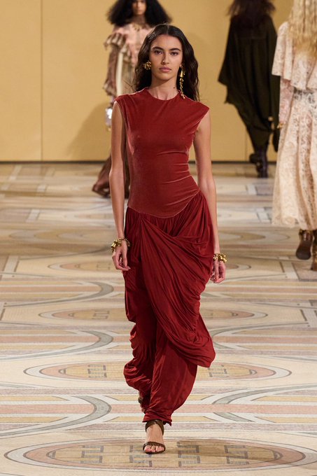 المخمل يتألق من جديد بلمسة عصرية تجمع بين الفخامة والدفء، إليكِ كيف عاد ليزيّن منصات خريف وشتاء 2025. شاهدي أبرز التنسيقات وشاركينا: أي تنسيق أقرب إلى ذوقك؟ #موضة 