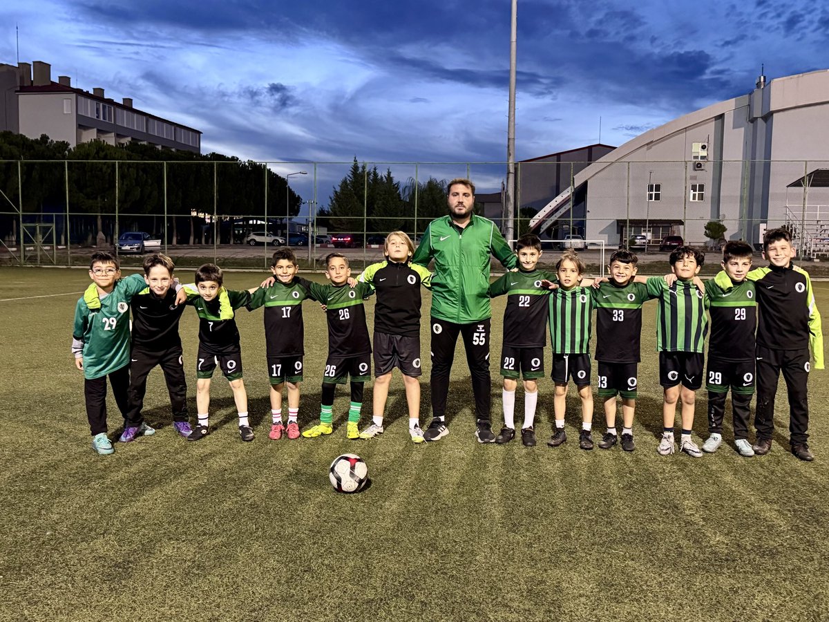 Bugün U8 Takımı futbolcularımızla harika bir antrenman gerçekleştirdik!

Azimleri, enerjileri ve bitmek bilmeyen mutluluklarıyla sahayı adeta renklendirdiler. ⚽💚
👏 Hepsini emekleri için yürekten tebrik ediyor, ailelerimize destekleri için teşekkürlerimizi sunuyoruz.