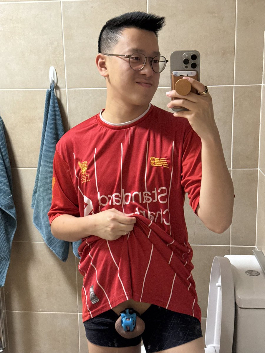 It’s end of locktober and Halloween. I present to you my costume — my pyjamas