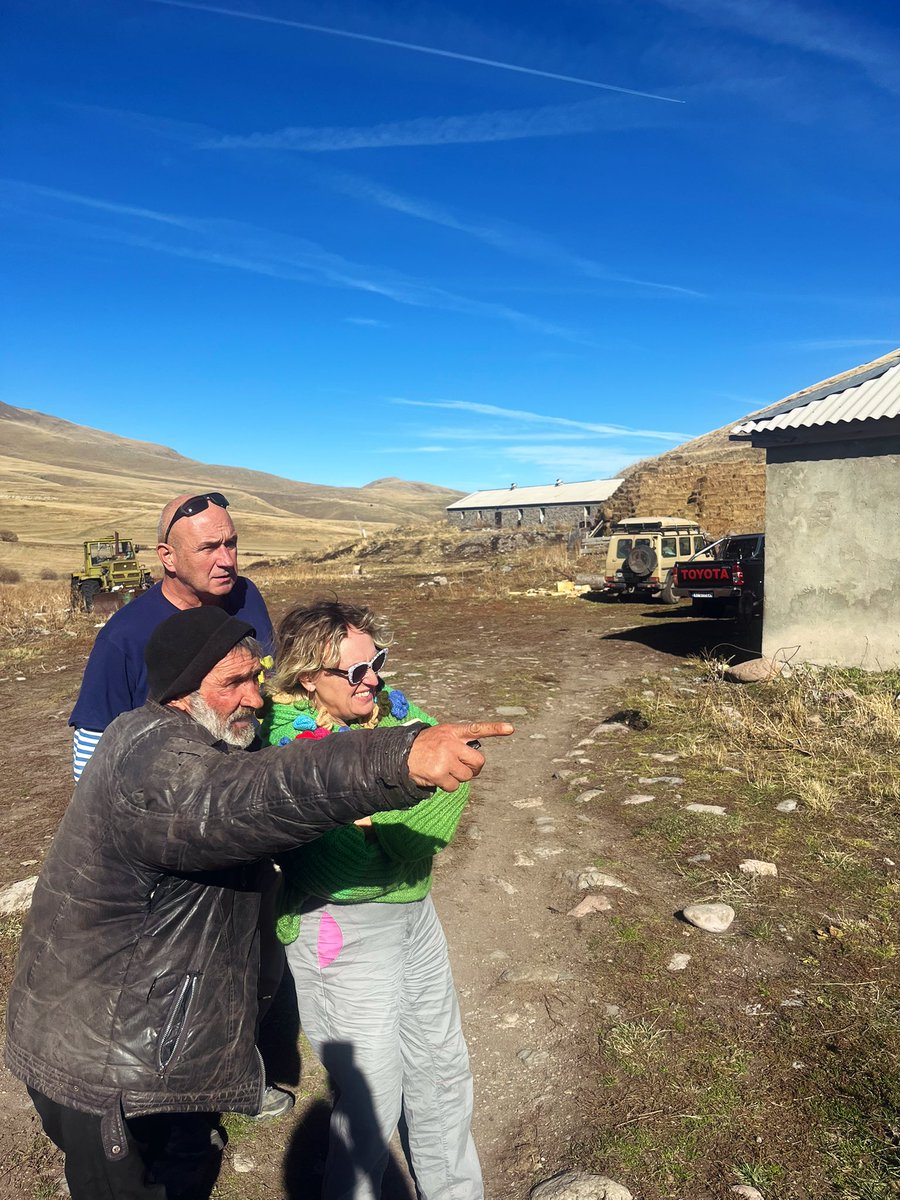 Soviel zu sehen heute 4h über Stock und Stein… Wanderwege gekreuzt… verfranzt… viele Spuren… Bergkulisse ist dort wo wir morgen hinfahren… Atemraubende Kulisse…

B4 Bauer mit 200 Mutterkühen hilft uns… Seine optimistische Prognose 15h… Wir hatten am Ende 2.5h…