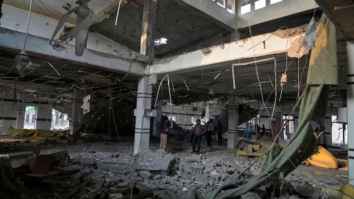 BJP4Telangana's tweet image. రేవంత్.. నువ్వు బొమ్మ తుపాకీ పట్టుకున్నందుకు పాకిస్తాన్ పారిపోలేదు

ప్రధాని మోదీ గారి నాయకత్వంలో, భారత రక్షణ దళాలు కొట్టిన ఒక్కో దెబ్బ తట్టుకోలేక, పాకిస్థానోళ్లు ఫోన్‌ చేసి మరీ ఆపమని వేడుకున్నారు.

అదీ మోదీ అంటే, అదీ భారత రక్షణ దళాల శక్తి

పిల్ల బచ్చా మాటలు మాట్లాడకు

గిసొంటి…