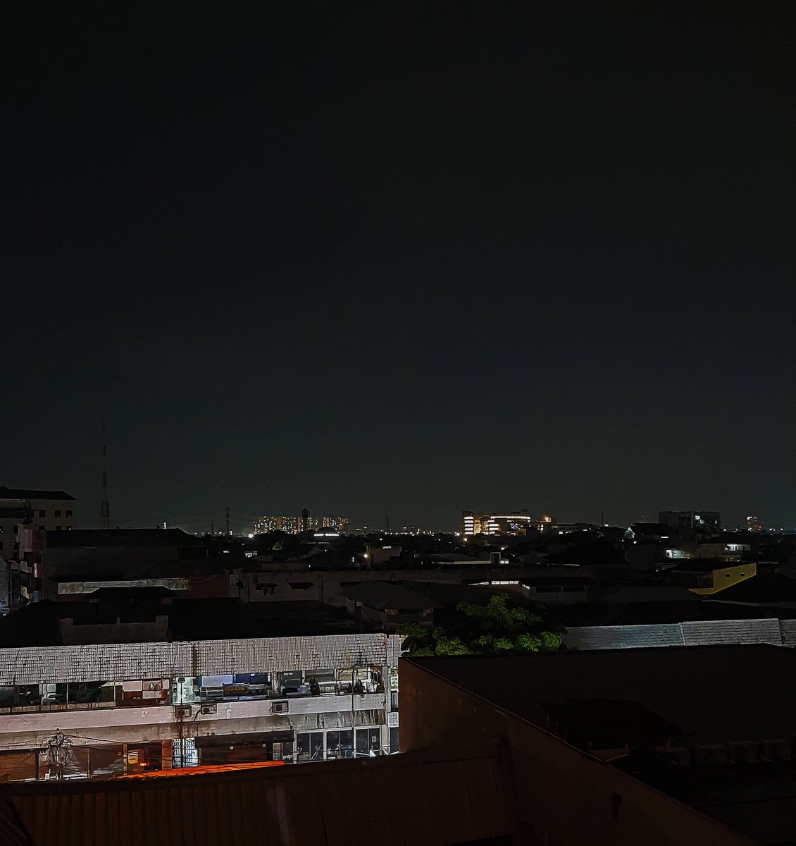 got the chance to read before bed after a while of not being able to, feeling exhausted, and look what i found "Allah bersamamu"