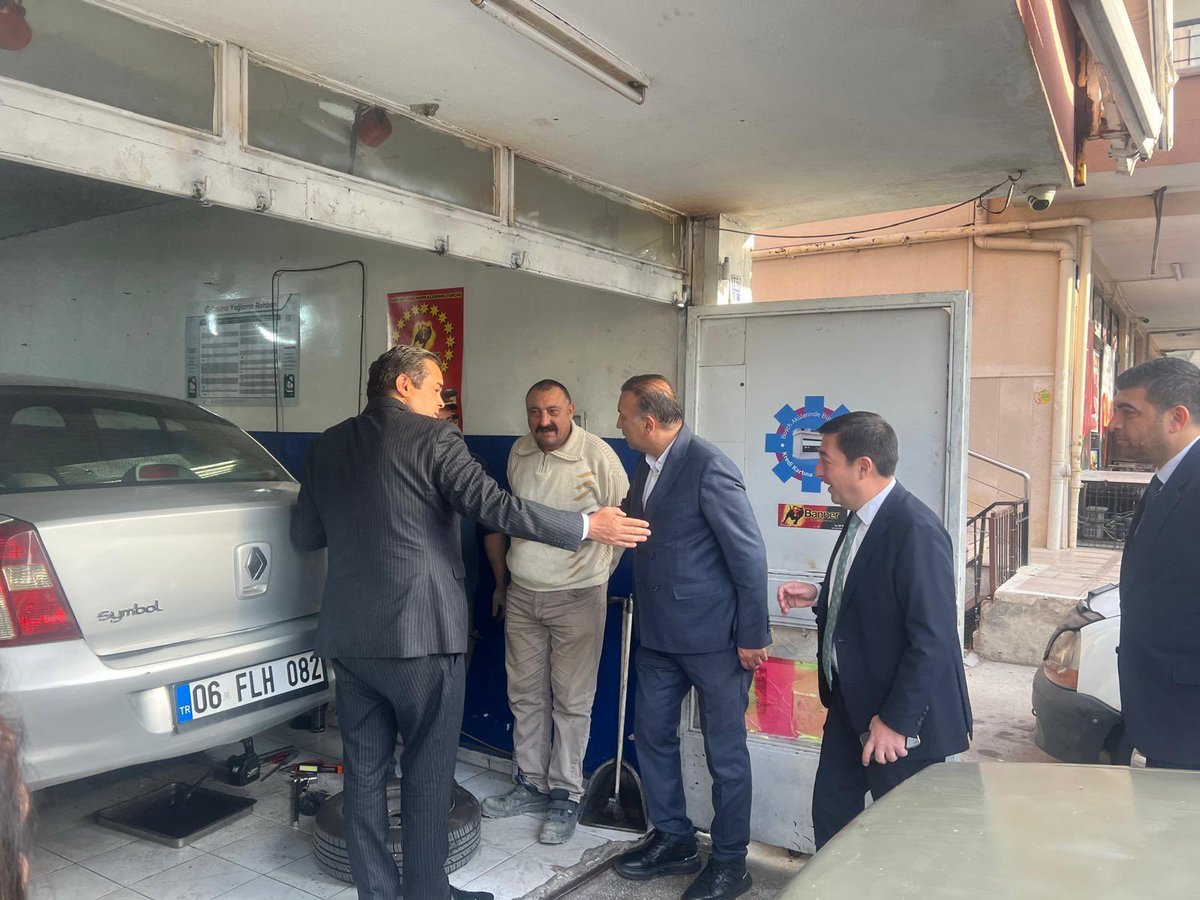 mhpcankayaorg's tweet photo. Genel Başkanımız Sayın Devlet Bahçeli Beyefendi’nin talimatları doğrultusunda yürütülen “Hayırlı Günler Komşum” temalı “Derdin Derdimizdir” toplantıları kapsamında;

MYK Üyemiz Sayın Bahri Batuhan Kurban,
İl Yönetim Kurulu Üyelerimiz Sayın Oğuzhan Bektaş ve Sayın Melisa Görgün Kurnaz,
İlçe Başkanımız Sayın Serkan Damar ve İlçe Yönetim Kurulu Üyelerimizle birlikte,
Bağlar Caddesi’ndeki esnaflarımızı ziyaret ettik.

Kıymetli hemşehrilerimizle gönül bağımızı güçlendirip, dertlerine ortak olduk.
Her zaman olduğu gibi, “Derdin Derdimizdir” diyerek milletimizin yanında olmaya devam ediyoruz. 🇹🇷