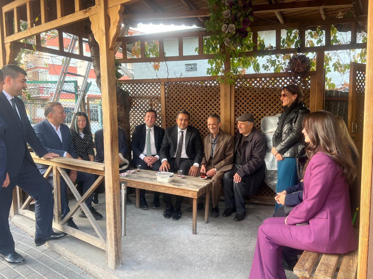 mhpcankayaorg's tweet photo. Genel Başkanımız Sayın Devlet Bahçeli Beyefendi’nin talimatları doğrultusunda yürütülen “Hayırlı Günler Komşum” temalı “Derdin Derdimizdir” toplantıları kapsamında;

MYK Üyemiz Sayın Bahri Batuhan Kurban,
İl Yönetim Kurulu Üyelerimiz Sayın Oğuzhan Bektaş ve Sayın Melisa Görgün Kurnaz,
İlçe Başkanımız Sayın Serkan Damar ve İlçe Yönetim Kurulu Üyelerimizle birlikte,
Bağlar Caddesi’ndeki esnaflarımızı ziyaret ettik.

Kıymetli hemşehrilerimizle gönül bağımızı güçlendirip, dertlerine ortak olduk.
Her zaman olduğu gibi, “Derdin Derdimizdir” diyerek milletimizin yanında olmaya devam ediyoruz. 🇹🇷