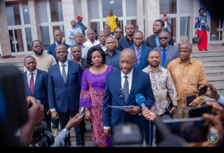 HONTE A VOUS,
Aucune déclaration depuis que Bukavu est sous contrôle du M23, mais vous vous mobilisez pour la candidature d' <a href="/BojiAime/">Aimé BOJI SANGARA (MSc, BSc Honours)</a>. Cela fait presque 10 mois que nous vivons ce cauchemar. Vous ne vous êtes jamais réunis pour soutenir votre population, celle qui vous a élus.