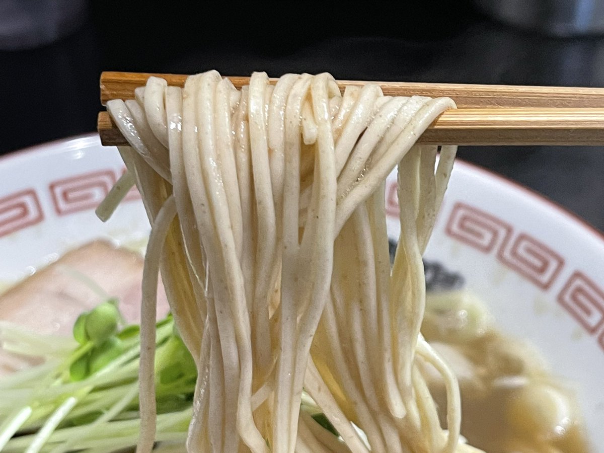 yamatetu1969's tweet photo. 「menya787(麺屋菜花奈)」
静岡県菊川市加茂(251004)

【ちょっと濃い 地鶏と煮干し】

久々に煮干を使ったメニューとのことで注文
地鶏100%のスープに相性の良い煮干しを見つけて合わせた限定麺
麺はお試しにと仕入れたふすま入りのパツパツ細麺🙇‍♂️
一口目から煮干のビターな感じが味わえる至極の逸杯 https://t.co/loaiDeCpi7