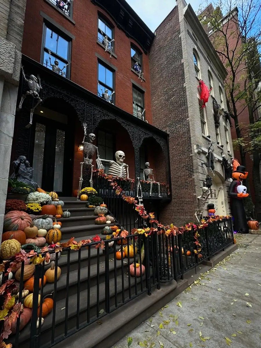 luvd2343's tweet photo. Halloween #nyc https://t.co/Q1WtlJwcqV