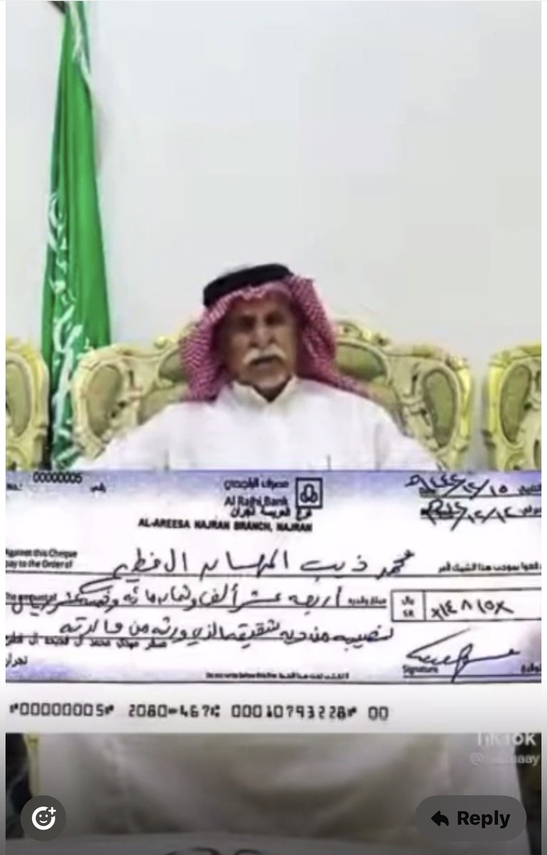 عادي عندهم .
قبل وبعد سحب الجنسية ،
قبل سحب الجنسية الكويتية كان يرتدي الشماغ و خلفه العلم السعودي ،
و بعد سحب الجنسية الكويتية .. استبدل الشماغ و العلم السعودي بغتره بيضاء و صور الامير و ولي العهد 
حتى يوهم المشاهد بانه كويتي .
شر البلية ما يضحك 
#سحب_جناسي