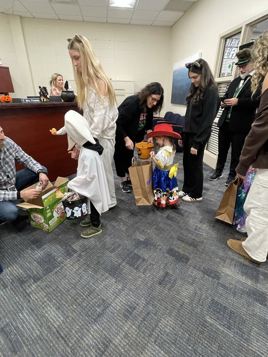 LPHSFCS's tweet photo. Happy Halloween from Lancer Preschool! 🎃👻 #SayYEStoFCS #WeAreLakePark https://t.co/LD6S9thkFh