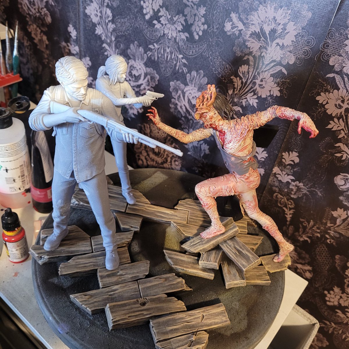 Aery_Fairly's tweet photo. Clicker looking like a treat! (a moldy one)  
1/8 resin – hand-painted gore, fungus, and blood I did a while back 🤢
 
Would you pet this thing?  
🟢 hell yeah  
🔴 HELL NOPE  

drop “GROSS” if you wanna see more zombies 😭  

#GarageKit #ScaleModel #ResinKit #HandPainted #TheLastOfUs #Halloween