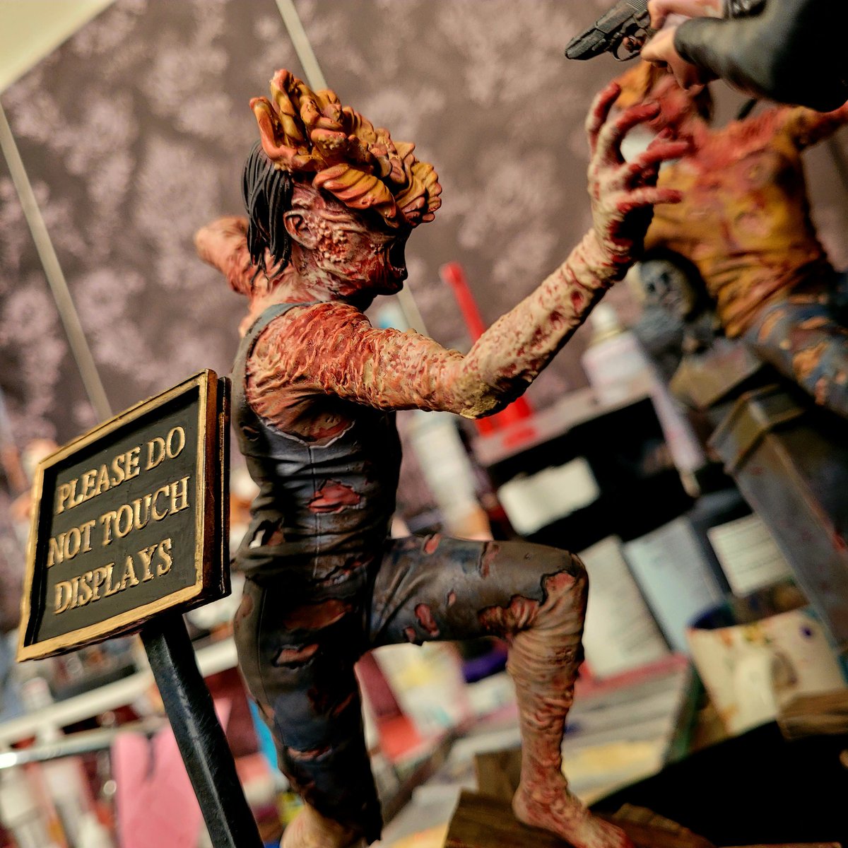 Aery_Fairly's tweet photo. Clicker looking like a treat! (a moldy one)  
1/8 resin – hand-painted gore, fungus, and blood I did a while back 🤢
 
Would you pet this thing?  
🟢 hell yeah  
🔴 HELL NOPE  

drop “GROSS” if you wanna see more zombies 😭  

#GarageKit #ScaleModel #ResinKit #HandPainted #TheLastOfUs #Halloween
