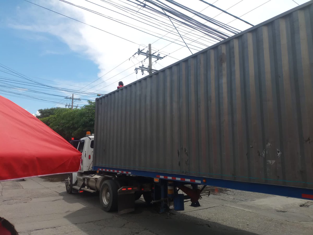 AVIVAFOUNDATION's tweet image. Esto lo acaba de ver @DeilerArzuaga
En pleno Centro de @Valledupar   "Está mula va por el centro creando trancón... Un hombre va arriba apartando los cables... 
Una maravilla de acontecimiento..."
Y las reglas de Seguridad?
 @ErnestoOrozcoD @FundacionAviva @maderosteatro