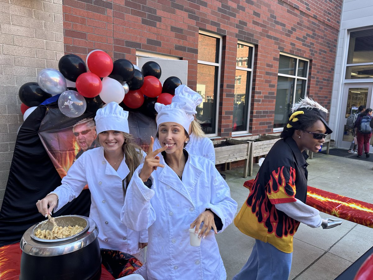 apexculinary's tweet image. CTE Rocks 🤘event! We even had “Guy Fieri“ show up to the culinary flavor town booth! Buffalo mac &amp;amp; cheese with a hot sauce station was a hit! 🧀🎸⚡️🌶️
