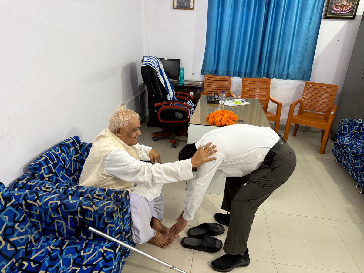 बिहार चुनाव प्रचार के दौरान तारापुर विधानसभा प्रत्याशी श्री सम्राट चौधरी जी के पिता जी से आशीर्वाद लेने का सौभाग्य प्राप्त हुआ। उनके स्नेह व आशीर्वचन ने आगे के कार्यों के लिए नई ऊर्जा और प्रेरणा दी।
भाजपा के विजयी संकल्प के लिए सभी कार्यकर्ता पूरे उत्साह और समर्पण के साथ जुटे हैं