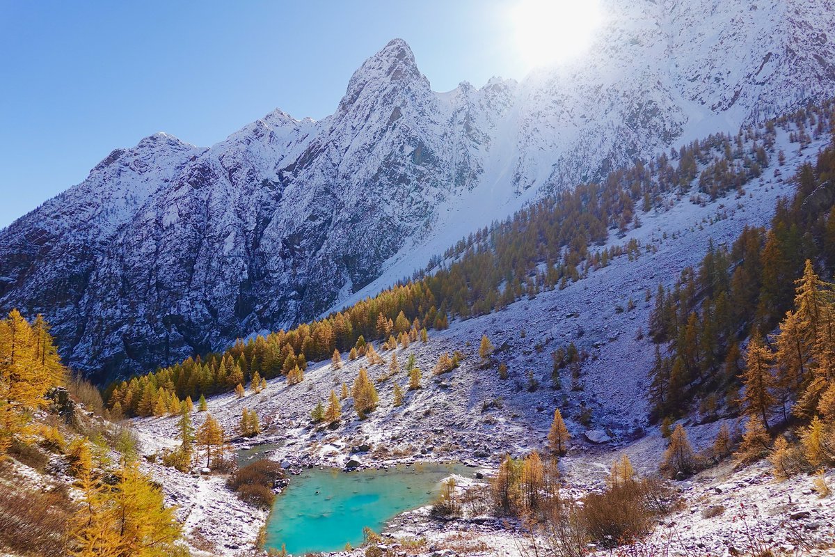 Lac de la Douche(1 901 mètres) après une chute de neige, dans le parc national des Ecrins. Entouré de ses mélèzes aux couleurs automnales. Hautes-Alpes. 30 octobre 2025 #Alpes