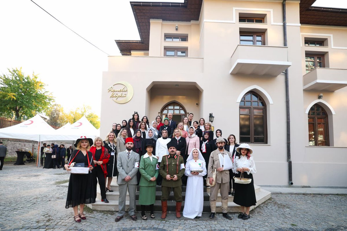 Bugün Renda Köşkü’nde “Türkiye Yüzyılı Kadınları Micro Art Sergisi”nin açılışında birbirinden değerli misafirlerle bir araya geldik.

Mikro sanat tekniğiyle hazırlanan bu özel eserler, kadınların emeğini, zarafetini ve gücünü sanatın inceliğiyle buluşturuyor. Her bir eserde,