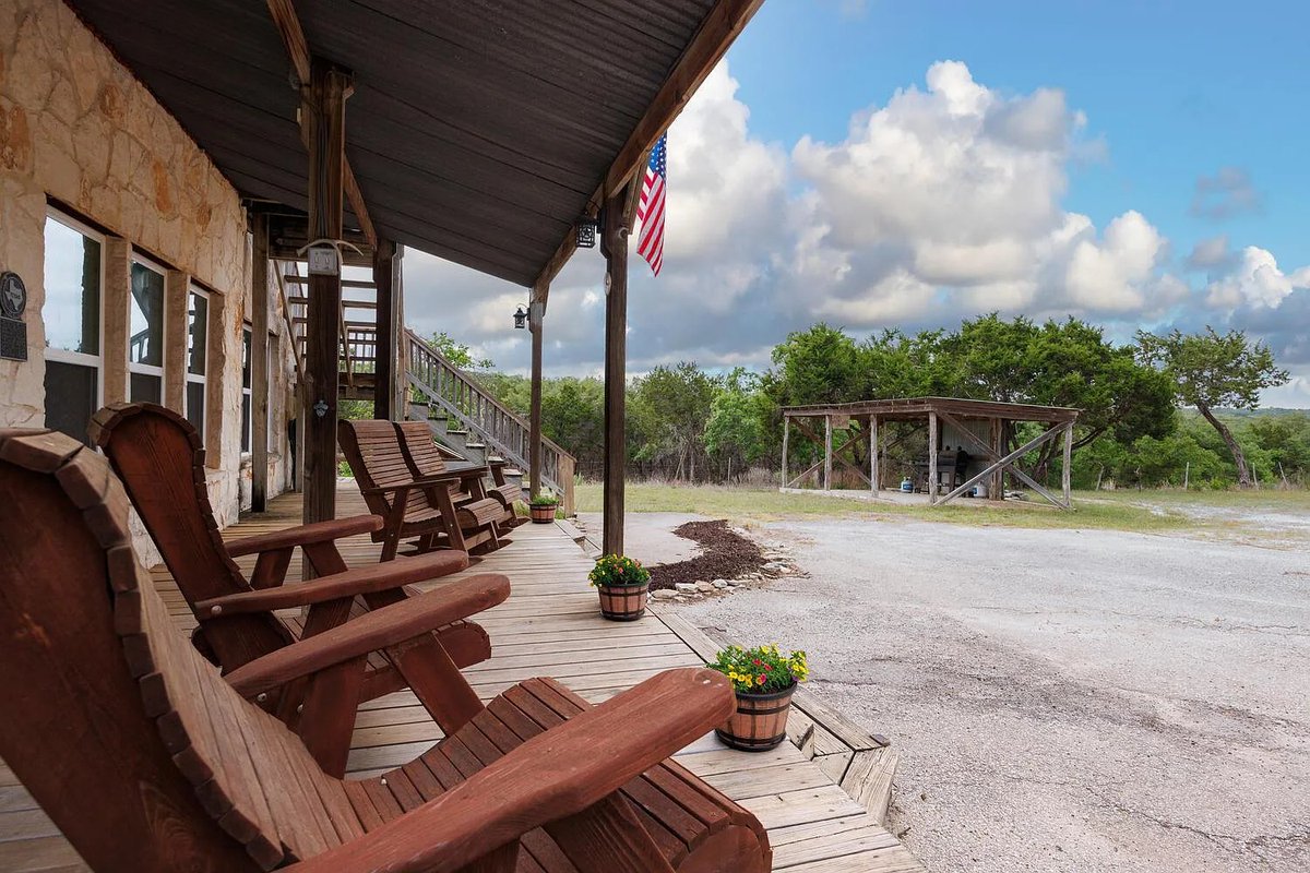 TxHorseProperty's tweet image. SPRING BRANCH, SOUTH TEXAS. 23.09 acres. 3/2.5 home w/island kitchen, patios. On-demand water heater, recent water pump, water filtration, Starlink. Stables, shooting ranges. Access to Guadalupe River. $1.3M #txhorseproperties #springbranch #southtexas tinyurl.com/3487SpringBran…