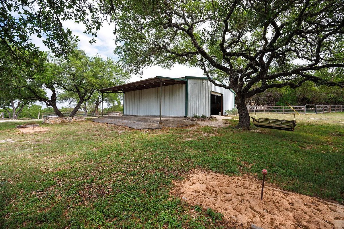 TxHorseProperty's tweet image. SPRING BRANCH, SOUTH TEXAS. 23.09 acres. 3/2.5 home w/island kitchen, patios. On-demand water heater, recent water pump, water filtration, Starlink. Stables, shooting ranges. Access to Guadalupe River. $1.3M #txhorseproperties #springbranch #southtexas tinyurl.com/3487SpringBran…