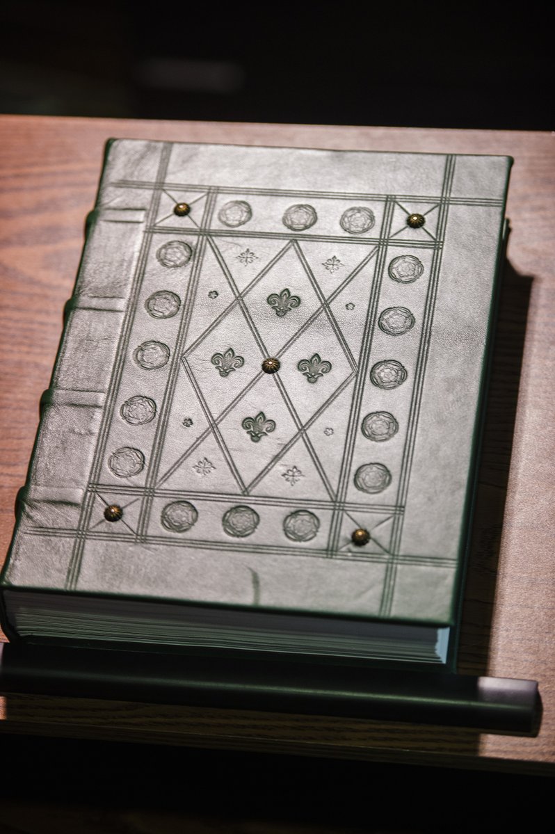 AHomelyHouse's tweet image. If y&apos;all know me, you know my main thing is making medieval-style illuminated books. I&apos;ve met a ton of awesome artists and craftspeople on here, folks who do everything from stained-glass windows to raw honey to knives and more. If you make cool things, show us what you got!