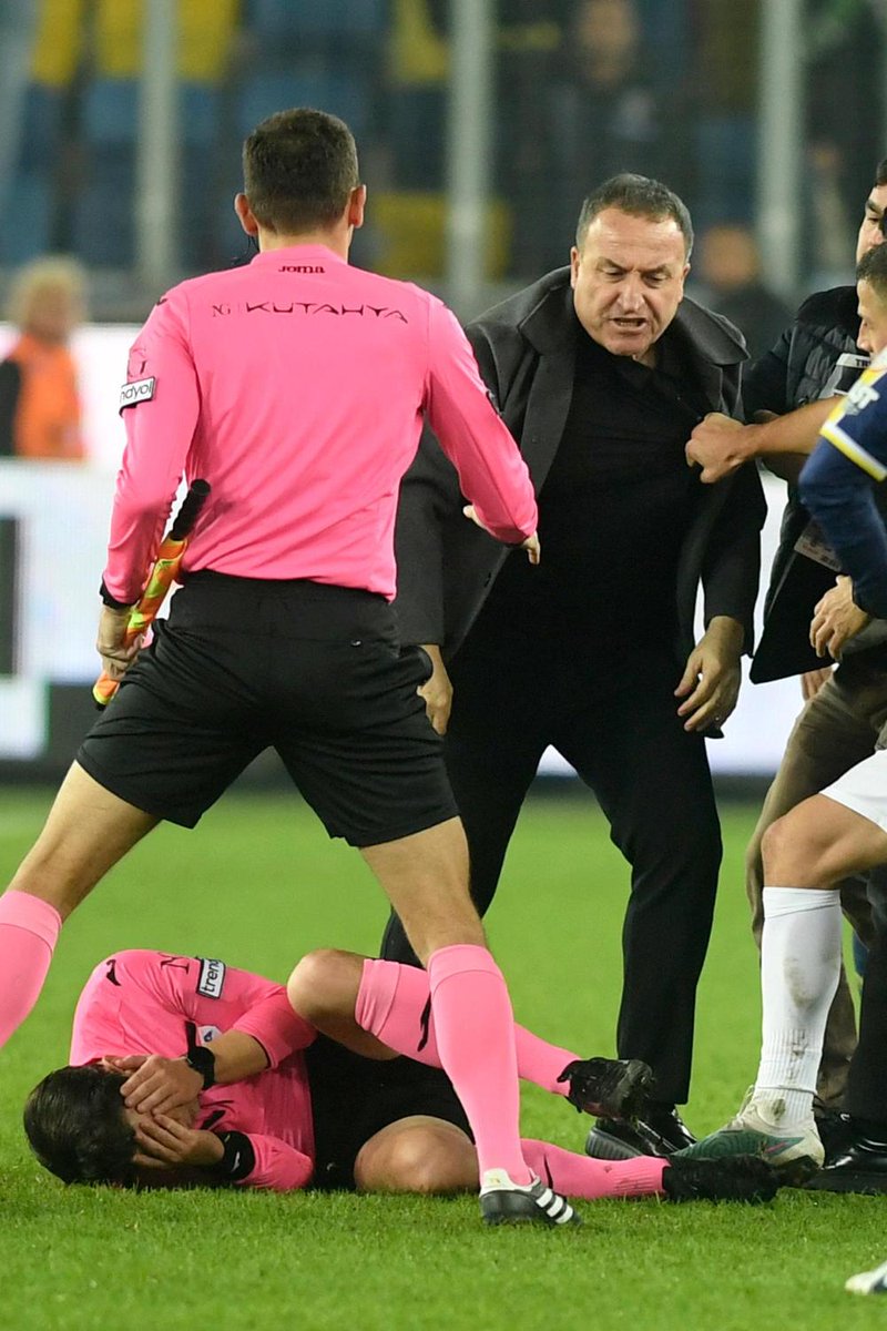 marca's tweet photo. Los árbitros turcos se han metido en un buen lío 😱 https://t.co/xgn2OYEnmi