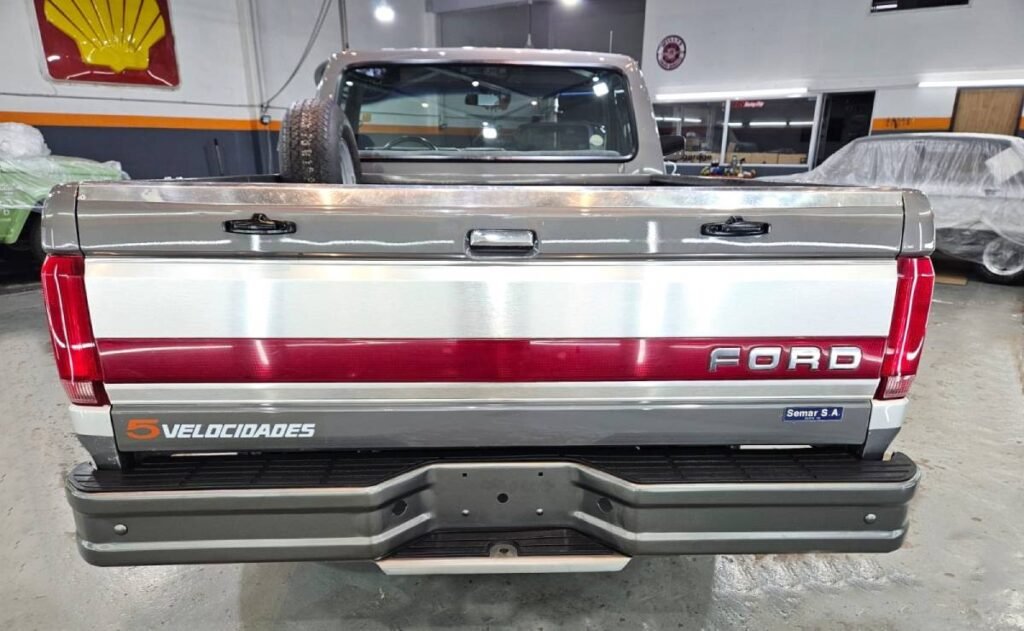 Ford F-100 1992: joya rescatada 🚛🕰️

Encontraron una F-100 modelo ‘92 con ¡menos de 23.000 km!
Guardada más de 15 años, está casi original: auxilio sin rodar, cubiertas de fábrica, estéreo original.
¿La restaurarías o la dejás así? 👀

Acá todos los detalles: