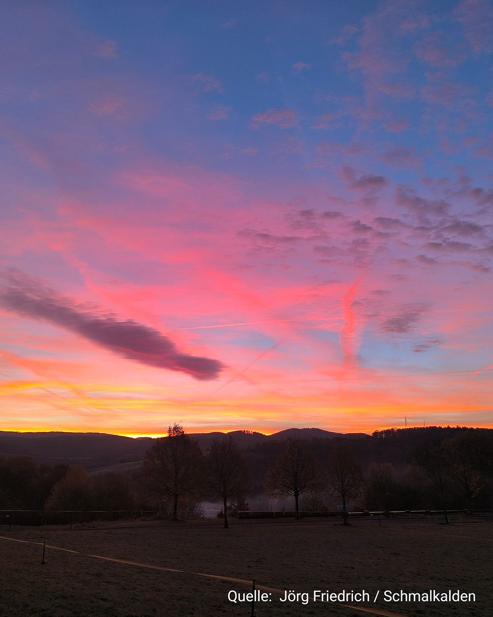 WetterOnline's tweet image. 🌅 Farbenprächtiger Start in den Tag!
Heute Morgen zeigte sich der Himmel über vielen Teilen Deutschlands in atemberaubenden Rottönen. 

Fotograf und Ortsangaben, findet Ihr in den Bildern.

#morgenrot #sonnenaufgang #himmel #herbst #oktober