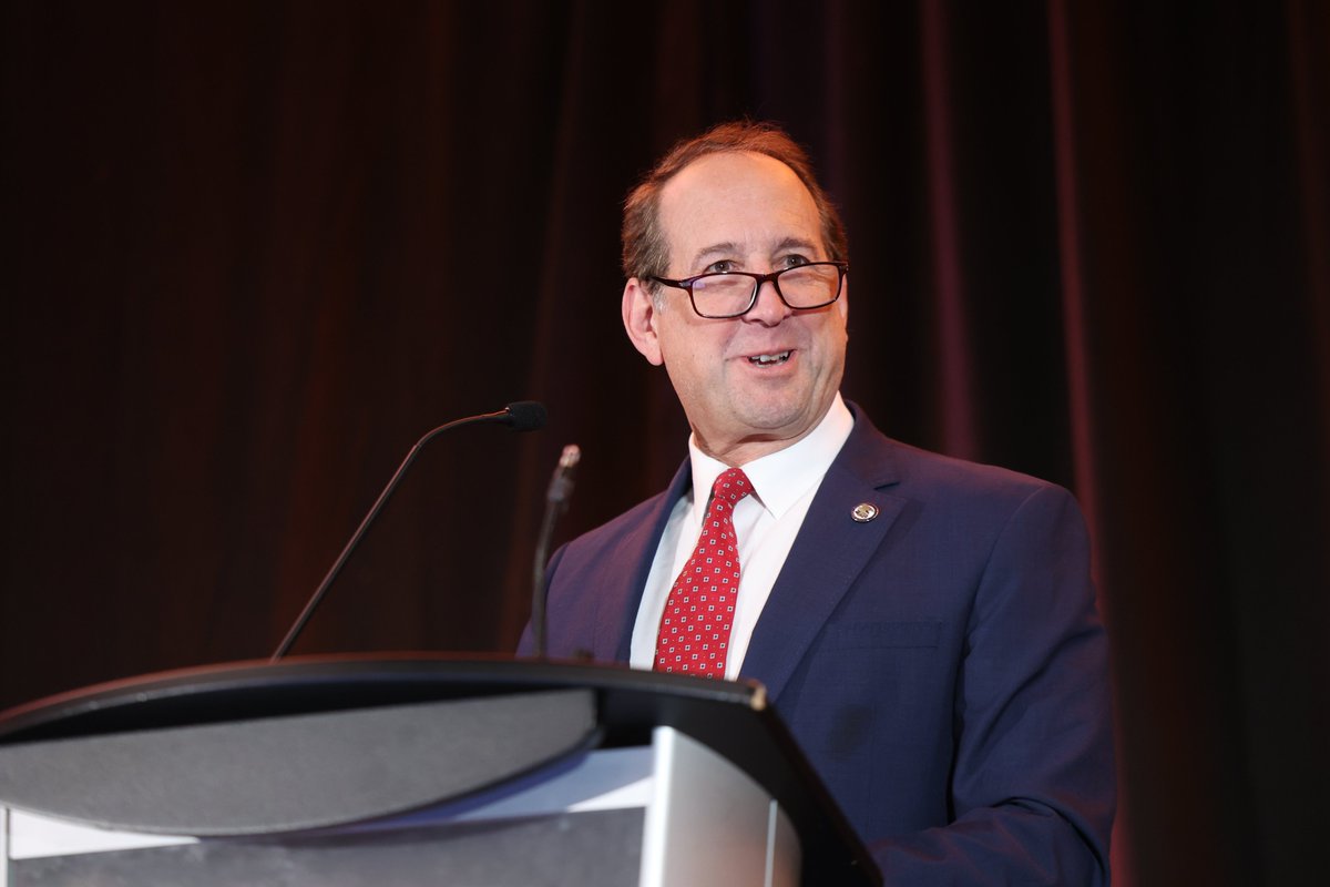 aipla's tweet photo. #HappeningNow ⚖️ The Hon. John A. Squires, just five weeks into his role as USPTO Director, took the stage at a sold-out luncheon during Day 2 of #aiplaAM25!

#AIPLA #Keynote #USPTO #Patents #Trademarks #IP #IPLaw #IntellectualProperty #AI #IPCommunity #USPTODirector https://t.co/2YVWNeTDDP