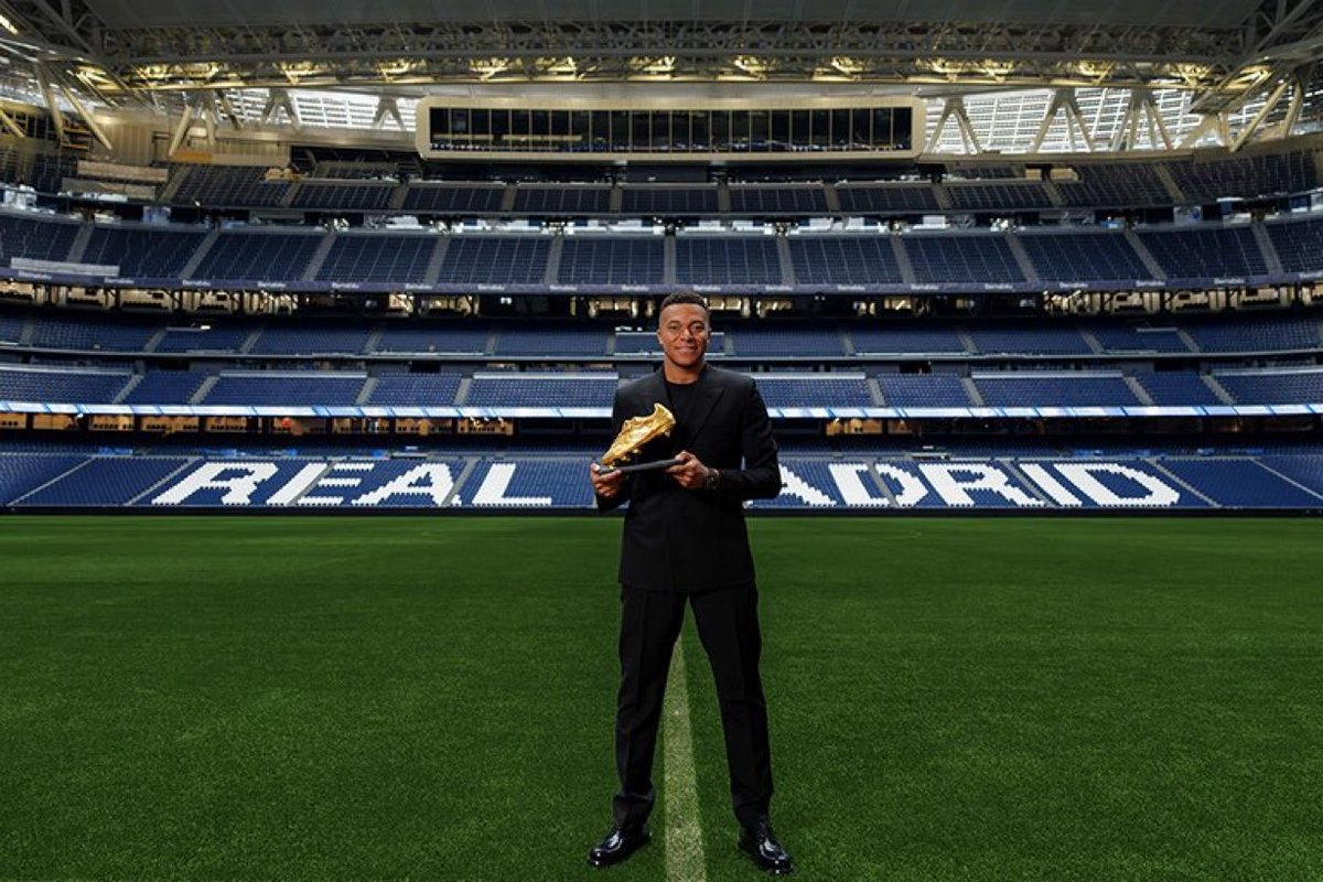DIOS ESTÁ FOTO CON KYLIAN MBAPPÉ CON LA BOTA DE ORO Y EL SANTIAGO BERNABÉU POR DETRÁS.