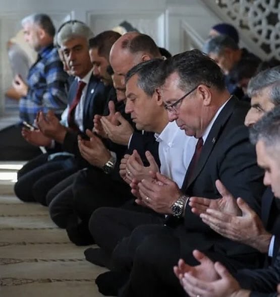 “Dün Kur’an kurslarına ‘ortaçağ zihniyeti’ diyen Özgür Özel,
bugün cuma kıldı, dua etti.
Allah kimseyi bu kadar iki yüzlü yapmasın.”