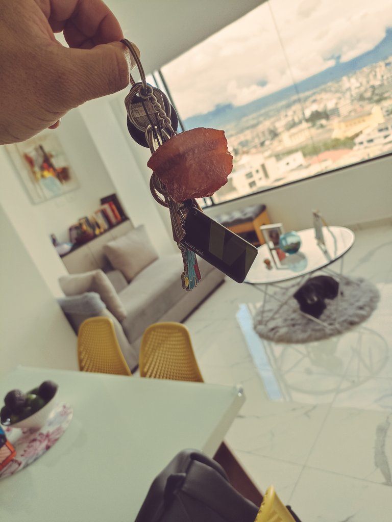 taltalivan's tweet photo. Finalmente, después de mucho esfuerzo y trabajo lo conseguí; un llavero con forma de chicharrón. https://t.co/PinFFhhVwS