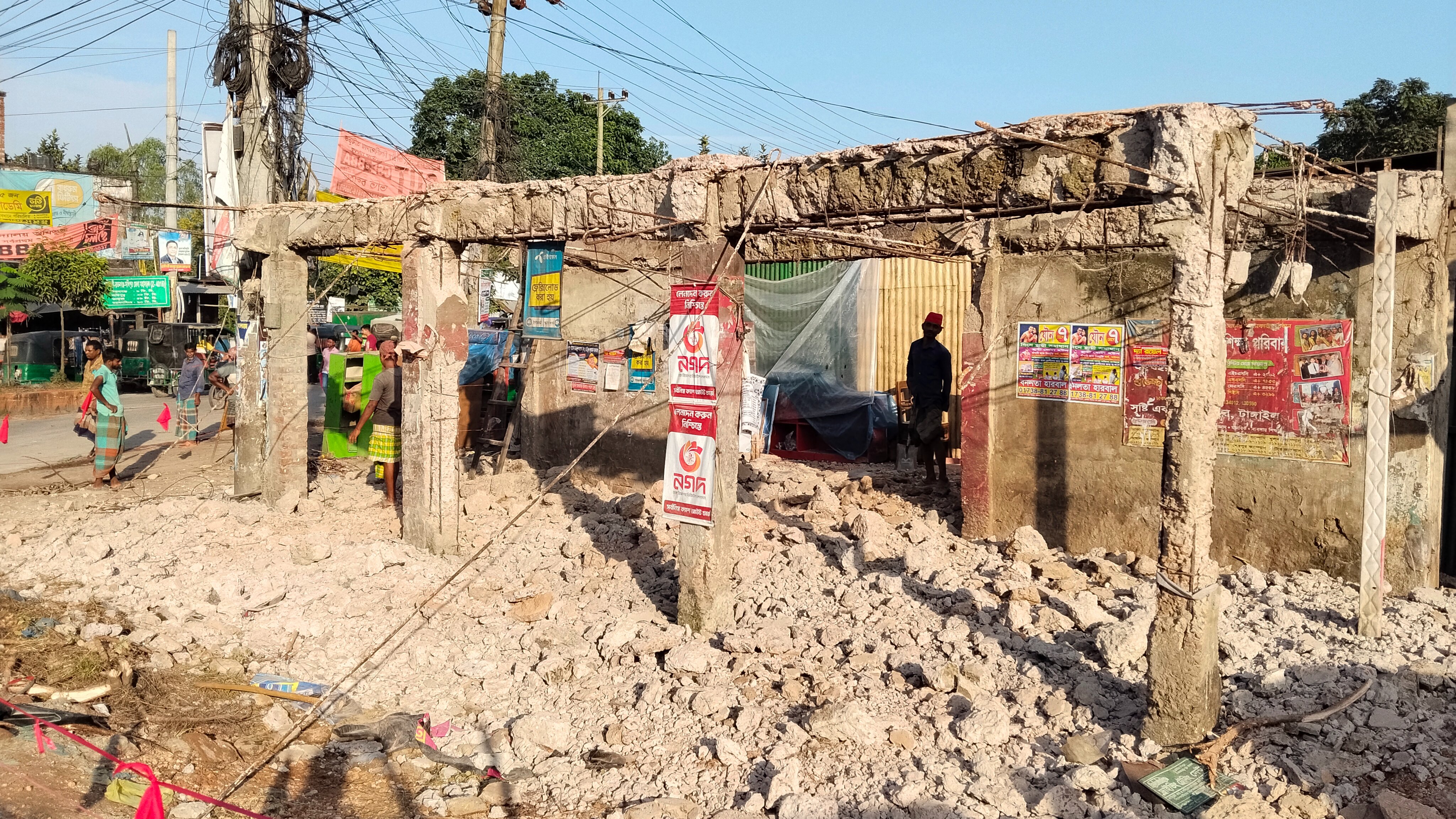 বহুল আলোচিত কালিহাতী বাসস্ট্যান্ডে অবস্থিত পরিত্যক্ত যাত্রীছাউনি অপসারণ
