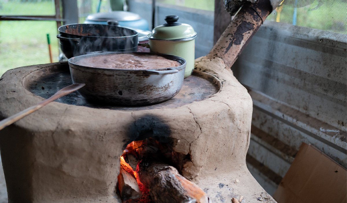 WaterMissionHN's tweet photo. De caminar hasta el río para lavar los platos de su restaurante a abrir la llave en su cocina.

Así cambió la vida de Noris gracias al proyecto de @water_mission en La Abisinia, Colón, inaugurado en julio 2025, que hoy brinda #AguaSegura a 2,435 personas. https://t.co/6e8toip9Ft