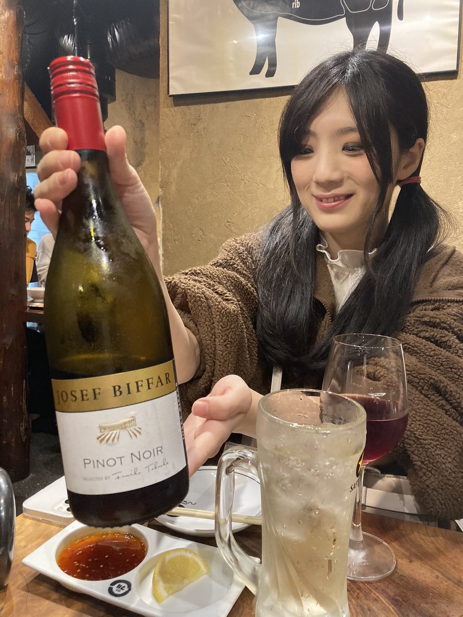 CROSSCULTURE11's tweet image. クロカルの企画1呑み！

苺ちゃんも後参加にてみんなで焼肉したよ。

クロカルのアーティストってどうして
どこまでもら純情なんだろね。

笑い話で花ばかりが咲いて涙はみんな見せないのだなあ。