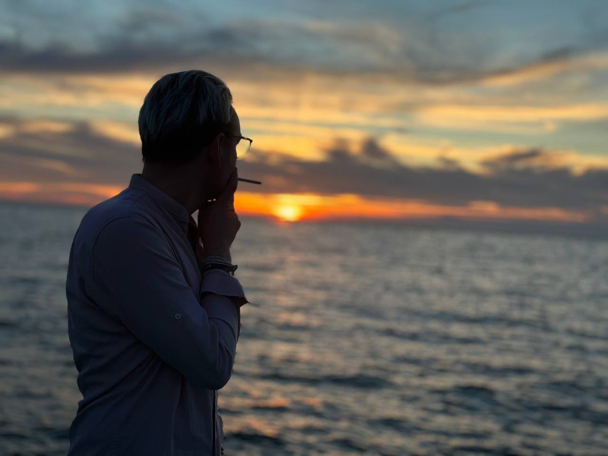 Стою, курю, смотрю на красивый закат и думаю: «а ведь дальше будет только лучше, сложнее, но всё же лучше. Ведь я получил хорошее воспитание методом «кнута и пряника», прекрасная жена, которая всегда поддержит и прекрасные люди в моём окружении, а остальное приложится»