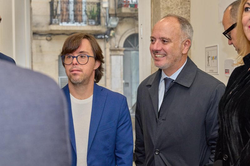 "Un espacio de compromiso social, inclusión e igualdad”. Así define el DEE de Zona Franca Vigo <a href="/regades/">David Regades</a> la nueva sede de #DownVigo, adquirida y rehabilitada por CZFV. La inauguración institucional en el corazón de Vigo celebró este viernes la economía de las personas. 💙💛