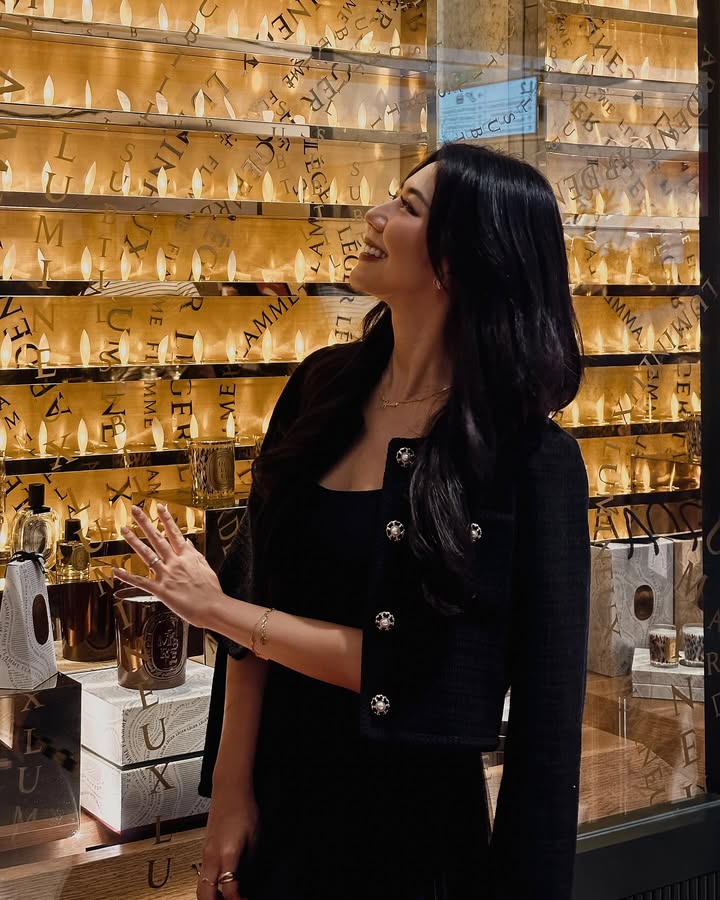 Shenlee0's tweet photo. All dressed up and basking in the golden glow of the evening. Love the classic black look against the dramatic, illuminated backdrop! 🖤✨ #nightout  #BlackOutfit #ElegantStyle #Atmospheric https://t.co/k7vafLeSQd