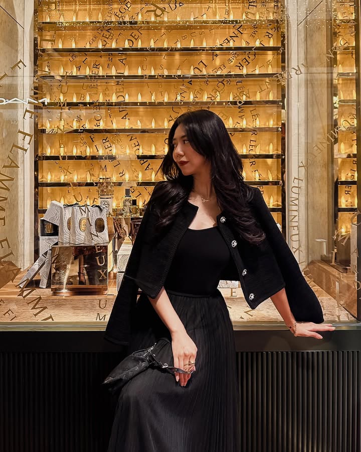Shenlee0's tweet photo. All dressed up and basking in the golden glow of the evening. Love the classic black look against the dramatic, illuminated backdrop! 🖤✨ #nightout  #BlackOutfit #ElegantStyle #Atmospheric https://t.co/k7vafLeSQd