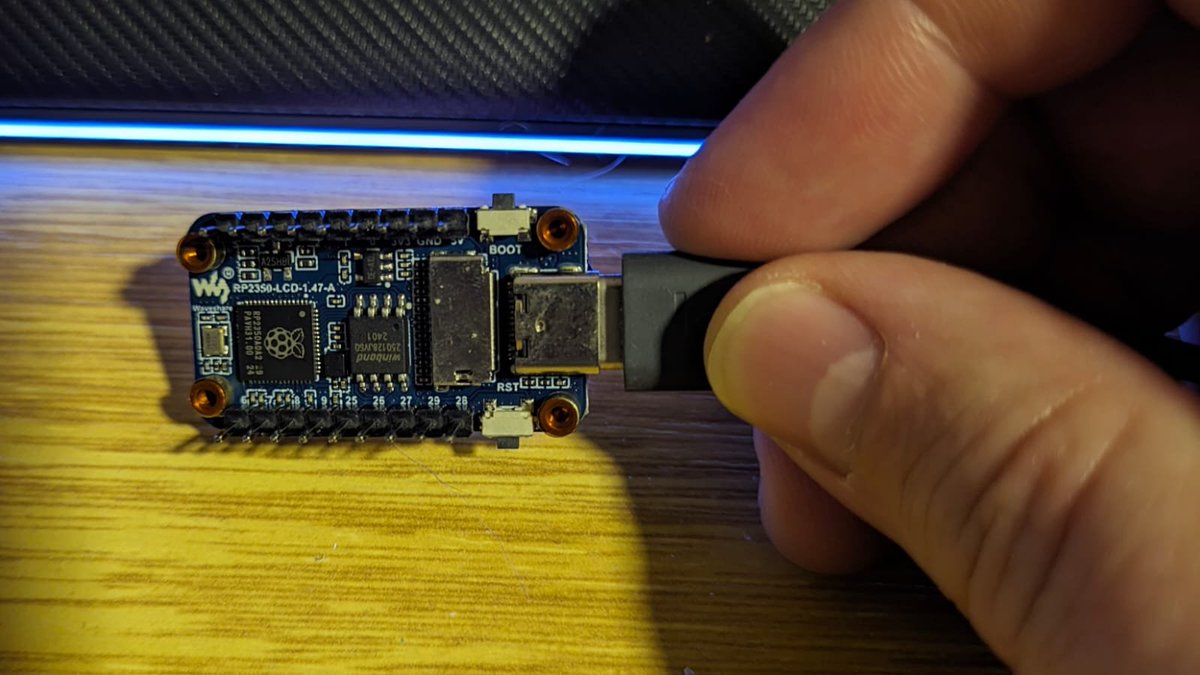 kevinarcz's tweet image. #dnesniposta přinesla takovou až skoro roztomilou kravinku v podobě RPi Pico 2 RP2350 s 1,47" LCD displejem od Waveshare 😍
LINK: waveshare.com/rp2350-lcd-1.4…