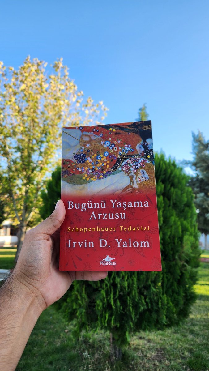 Okuyun okutturun dediğim kitaplardan biri daha. Arthur Schonpenhauer'in hayatını ve Julius adlı Psikoterapist'in ölümle ilk kez yüzleşirken başvurduğu yöntemin Schonpenhauer'in Tedavisi ile birleştiği mükemmel bir kitap.