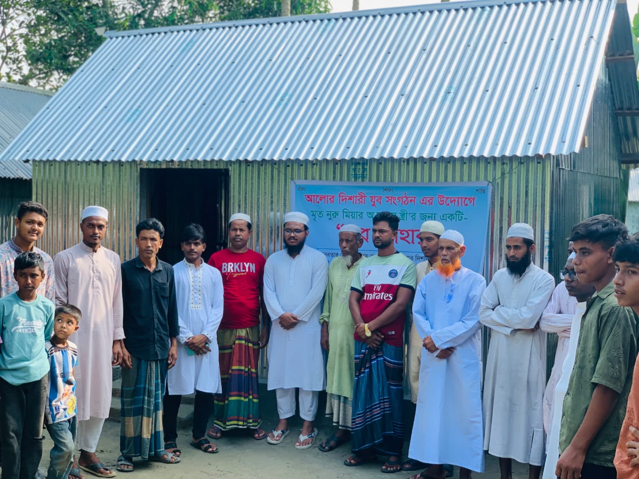 অসহায় তশিলা খাতুনকে ঘর নির্মাণ করে দিল আলোর দিশারী যুব সংগঠন