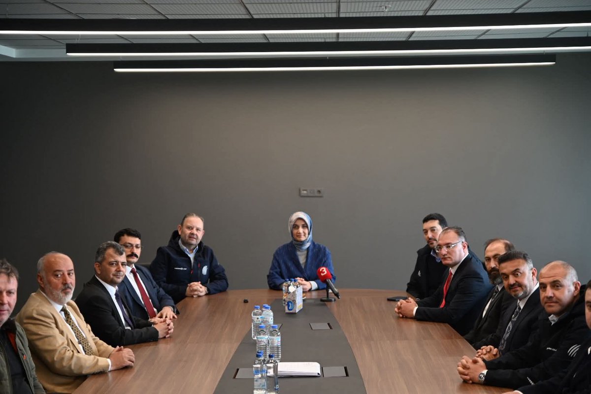 Sayın Valimiz Kübra GÜRAN YİĞİTBAŞI başkanlığında, OSB yönetim kurulu üyelerimizle birlikte, Bölgenin en büyük yatırımı olan #MesalasLastik Fabrikasının sahasını ziyaret ettik. 
Deneme üretimlerini gördük. 
Hayırlı olsun...
#EmirdağOSB