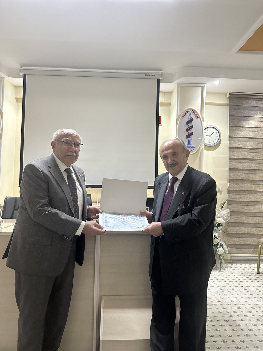 Türk Ocakları Gaziantep Şubesi ve Türk-İslam Vakfı ile müşterek olarak düzenlediğimiz “Cumhuriyet Tasfiye mi Ediliyor?” programını gerçekleştirdik. Konuşmacımız İstanbul Türk Ocağı Başkanı Dr. Cezmi BAYRAM’a teşekkür belgesini Av. Mehmet YILDIRIM Bey takdim etti. 

<a href="/turkocaklari/">Türk Ocakları 🇹🇷</a>