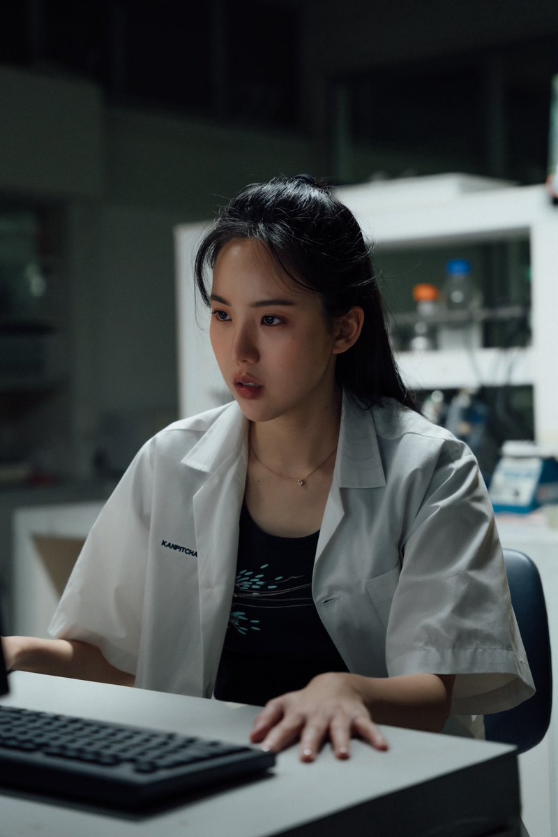 janistarrrr's tweet image. สวัสดีค่ะ เจนิสนะคะ ภาพดังต่อไปนี้ทุกคนอาจจะไม่ค่อยเห็นมุมนี้ของเจน แต่คนเขียนบทเขียนบทจากนิสัยของตัวแสดงของทุกตัวจริงๆนะคะ 
ขอแนะนำตัวละครอย่างเป็นทางการค่ะ
เราชื่อ นิ้ง กาญจน์พิชา ปี 4 
คณะวิทยาศาสตร์ มหาลัยเกียรติพิพัฒน์ 
จากซีรีส์เรื่อง #ZomvivorSeries มหาคลัยคลั่ง…