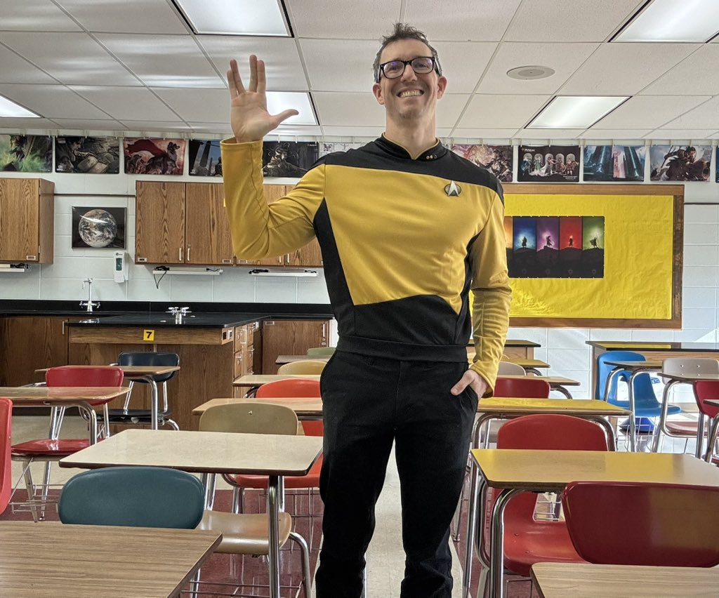 MikeWildspeaker's tweet photo. Out here educating the *next generation* of Star Fleet! 🖖 https://t.co/hhQBEjvSwy
