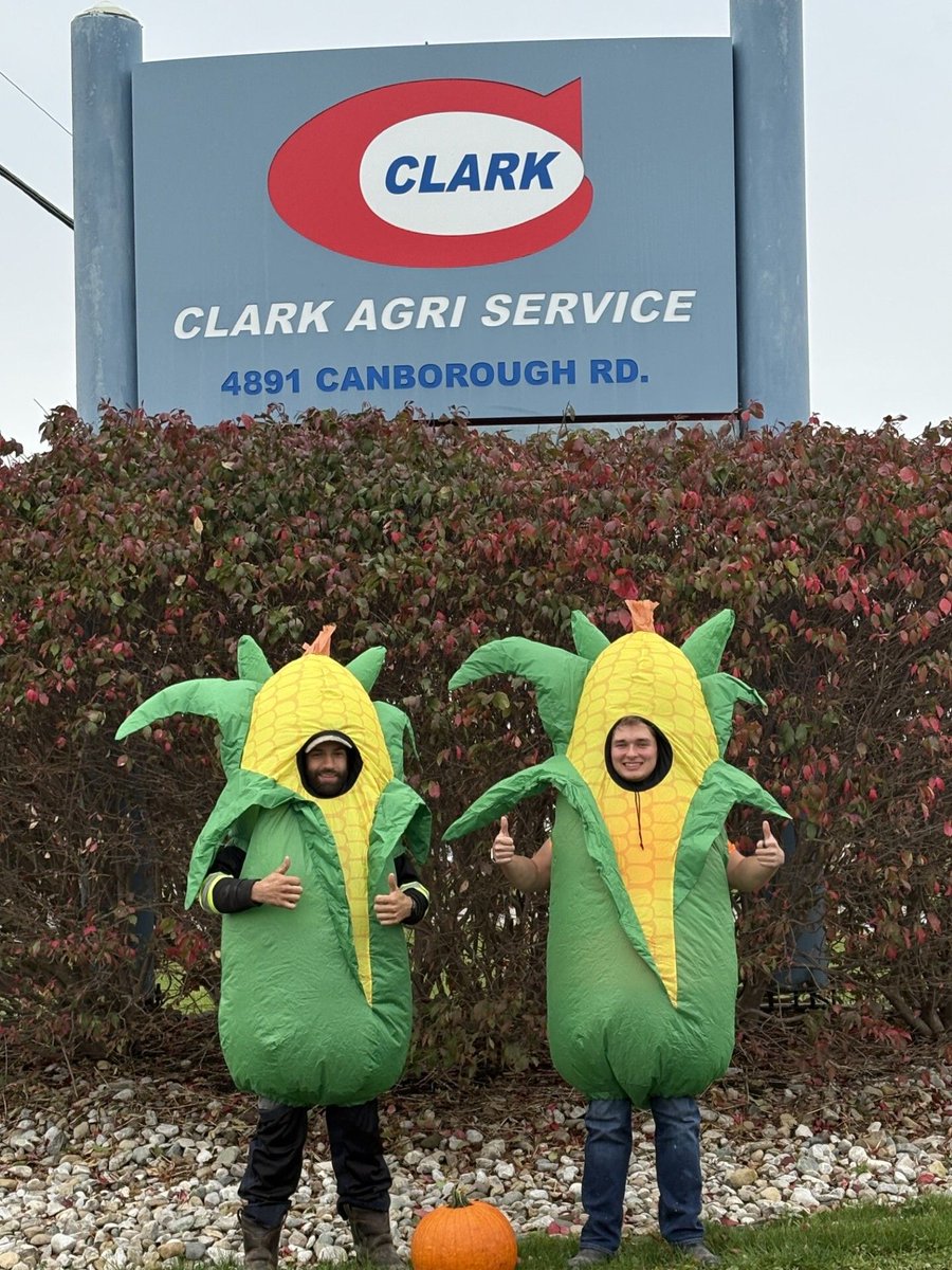 🌽🎃 Happy Halloween from the Clark Agri Service team in Wellandport! 👋

There’s no shortage of a-maize-ing spirit here today — our team is all ears and ready for a corny good time! Stay Safe!

#ClarkAgriService #HappyHalloween #Wellandport #FarmFun #CornyCrew #AgLife