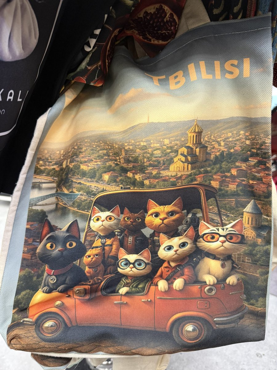 laier's tweet image. Йее! Туристический мерч можно сказать достиг сингулярности. 
Но, с другой стороны, это все еще лучше бесконечных «I ❤️ %{countryName}»