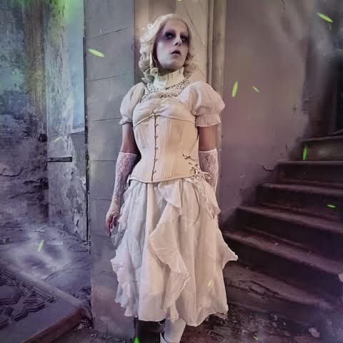 👻 Hauntingly beautiful in ivory and lace, perfectly paired with our Beige Cotton Hourglass Long corset.  @______persefone______ brings ghostly elegance to life this Halloween. 🕯️ 

Credits to: 
@______persefone______ 
@anche_bcn 
@angeles_cano_d 

#halloween2025