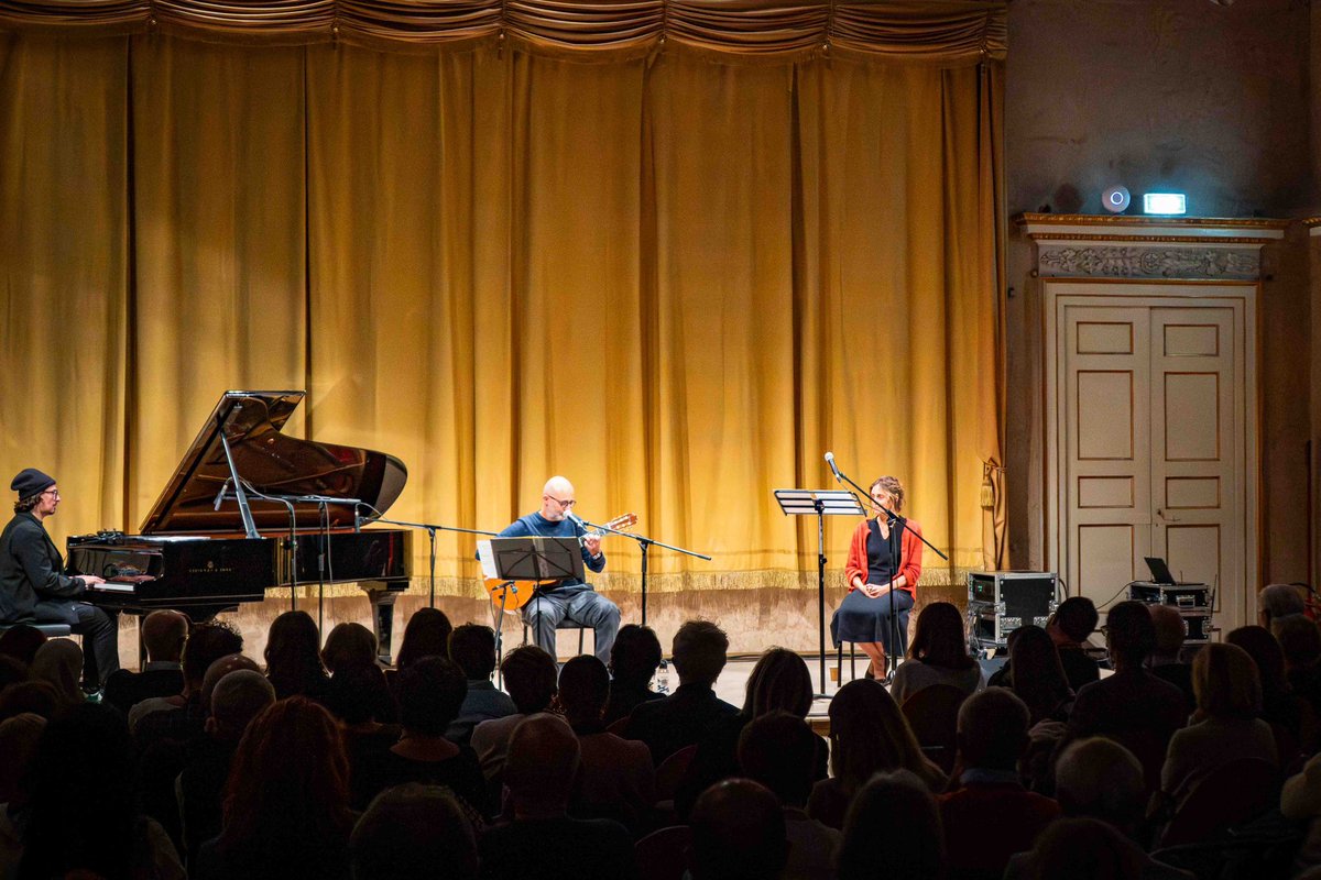 CFIIIS's tweet image. Magnifica anteprima nazionale di “Con ali di vento e di cera”  presso il @RegioParma per  #FestivaldellaPace ☮️ con #novitamadei, #francescocamattini e #alessandrosgobbio. Grazie @gazzettaparma, #AliceFontana, #casadellapaceparma, @comuneparma 🤍 

📸 #giorgiolazzari
#Parma #Pace