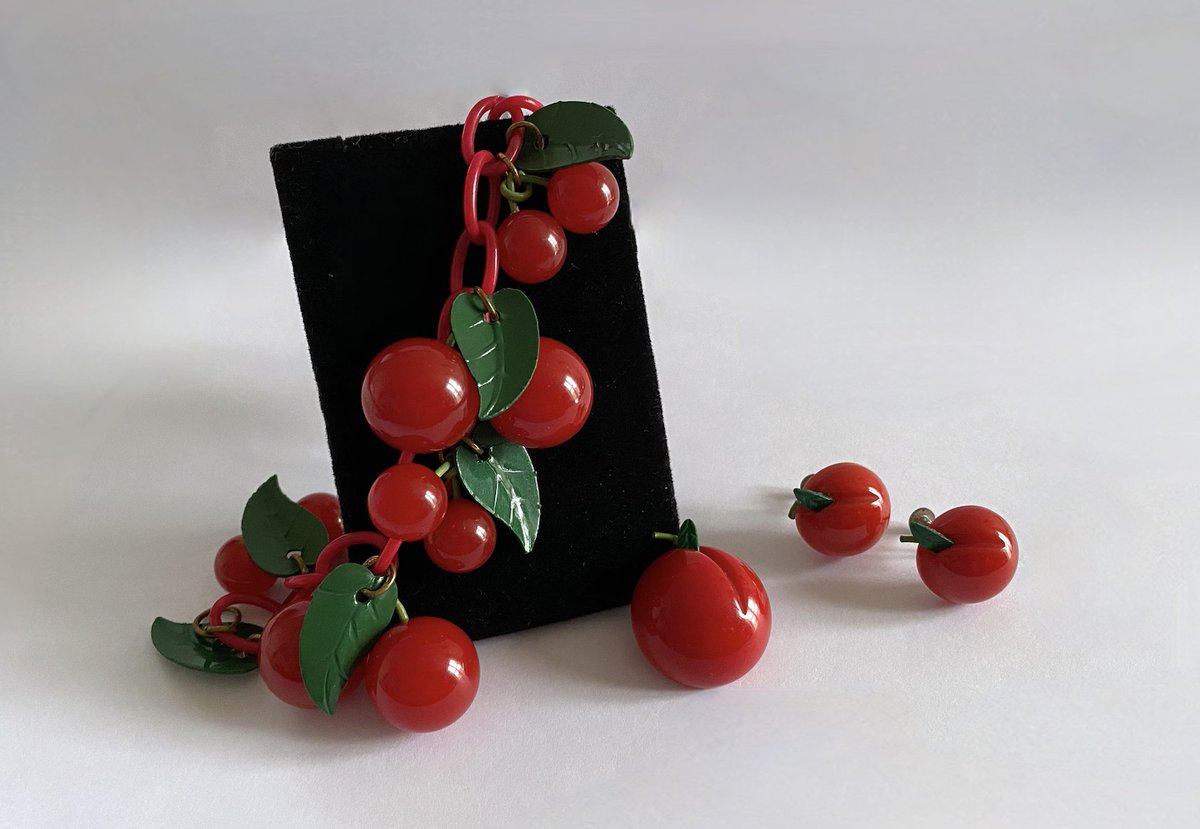 Fabulous Bright Red Early Bakelite Jewelry Set, 7" Bracelet of Cherries and Leaves with Matching Screw Back Earrings and Small Cherry Brooch
etsy.com/listing/432732…